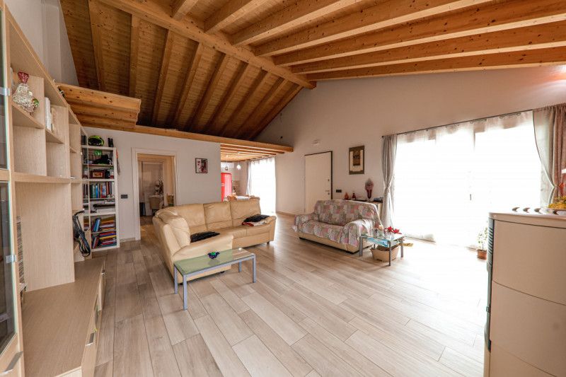 COMPOSIZIONE:
Proponiamo in vendita bellissima porzione di bifamiliare, sviluppata in un unico pi...