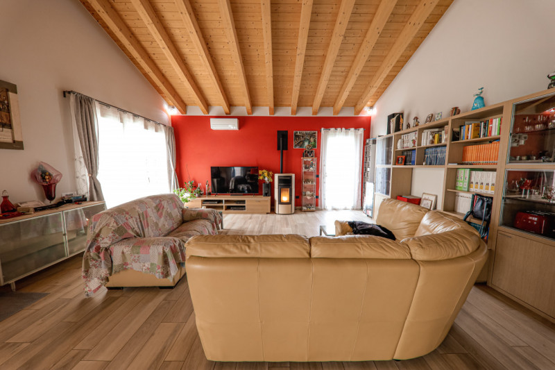 COMPOSIZIONE:
Proponiamo in vendita bellissima porzione di bifamiliare, sviluppata in un unico pi...