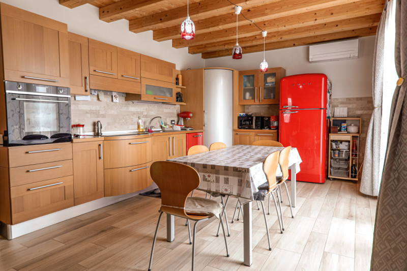 COMPOSIZIONE:
Proponiamo in vendita bellissima porzione di bifamiliare, sviluppata in un unico pi...