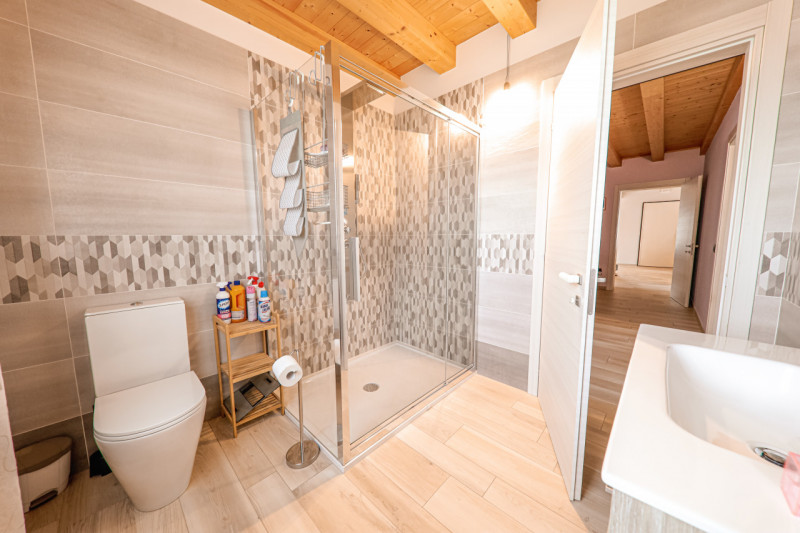 COMPOSIZIONE:
Proponiamo in vendita bellissima porzione di bifamiliare, sviluppata in un unico pi...