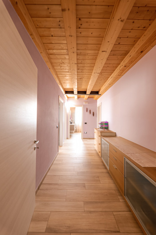 COMPOSIZIONE:
Proponiamo in vendita bellissima porzione di bifamiliare, sviluppata in un unico pi...