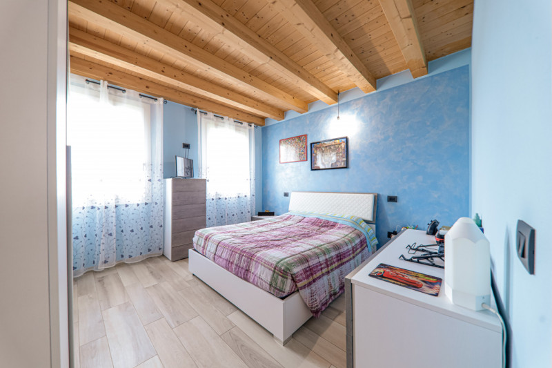 COMPOSIZIONE:
Proponiamo in vendita bellissima porzione di bifamiliare, sviluppata in un unico pi...