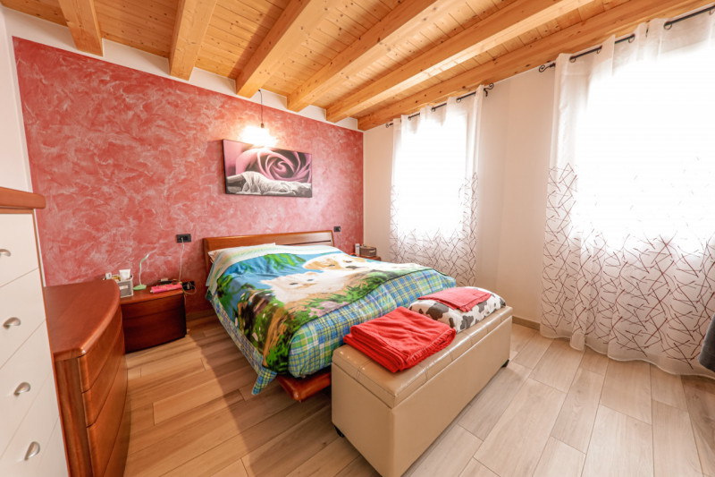 COMPOSIZIONE:
Proponiamo in vendita bellissima porzione di bifamiliare, sviluppata in un unico pi...