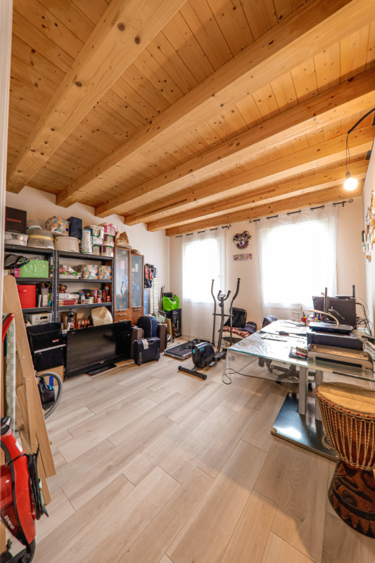 COMPOSIZIONE:
Proponiamo in vendita bellissima porzione di bifamiliare, sviluppata in un unico pi...