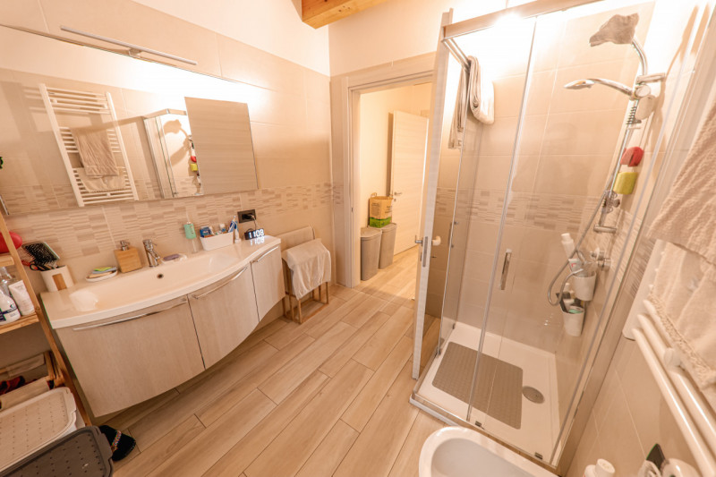 COMPOSIZIONE:
Proponiamo in vendita bellissima porzione di bifamiliare, sviluppata in un unico pi...