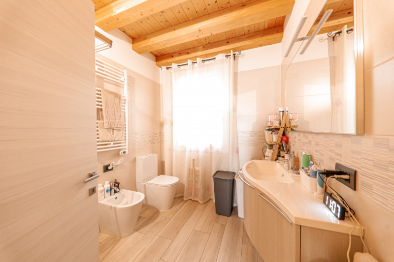 COMPOSIZIONE:
Proponiamo in vendita bellissima porzione di bifamiliare, sviluppata in un unico pi...