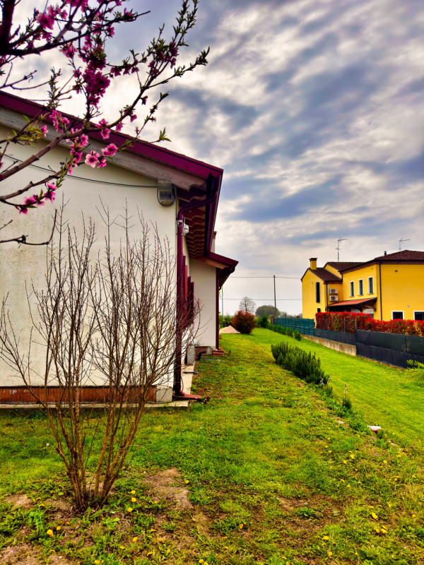 COMPOSIZIONE:
Proponiamo in vendita bellissima porzione di bifamiliare, sviluppata in un unico pi...