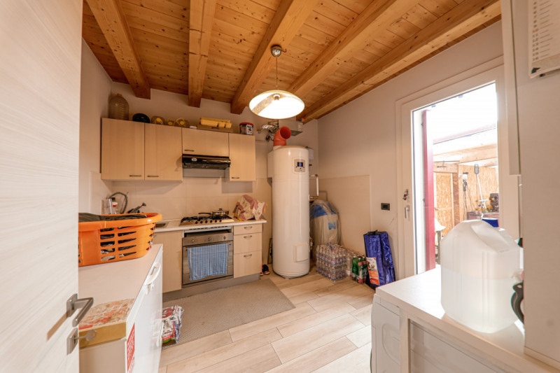 COMPOSIZIONE:
Proponiamo in vendita bellissima porzione di bifamiliare, sviluppata in un unico pi...