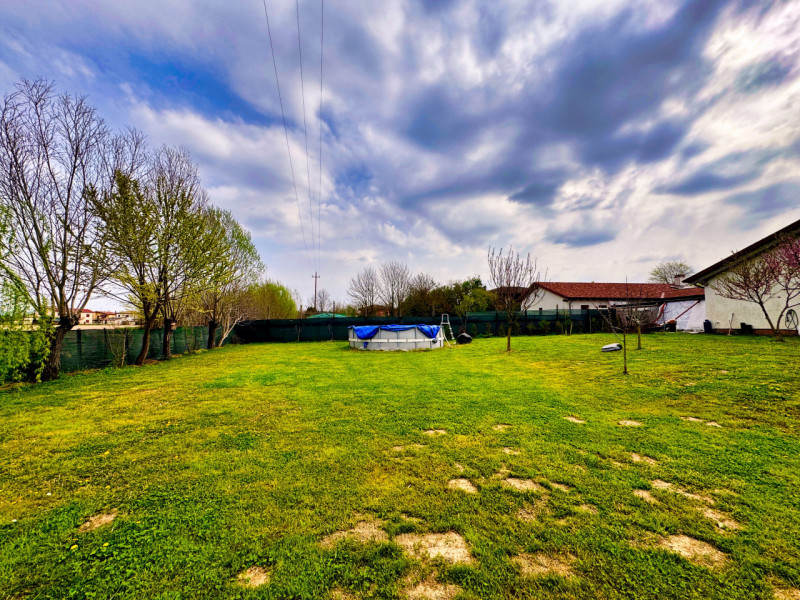 COMPOSIZIONE:
Proponiamo in vendita bellissima porzione di bifamiliare, sviluppata in un unico pi...