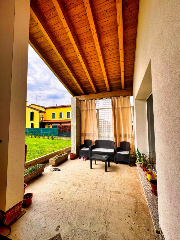 COMPOSIZIONE:
Proponiamo in vendita bellissima porzione di bifamiliare, sviluppata in un unico pi...