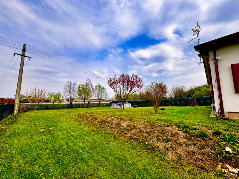COMPOSIZIONE:
Proponiamo in vendita bellissima porzione di bifamiliare, sviluppata in un unico pi...