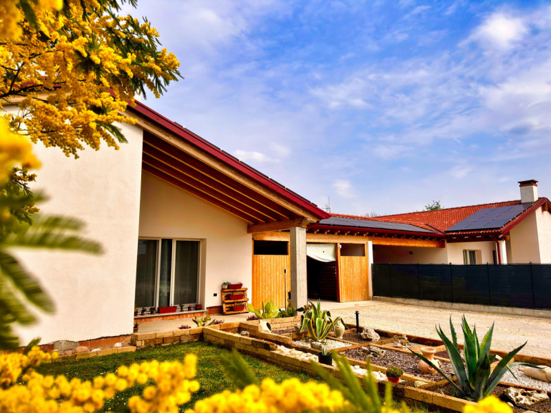 COMPOSIZIONE:
Proponiamo in vendita bellissima porzione di bifamiliare, sviluppata in un unico pi...