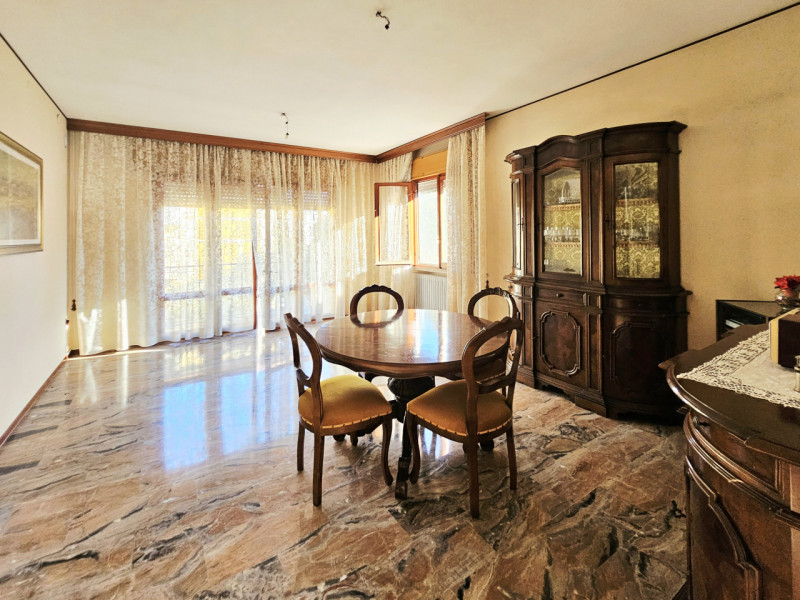 A ridosso del centro di Este, proponiamo in vendita porzione di bifamiliare dagli spazi generosi....