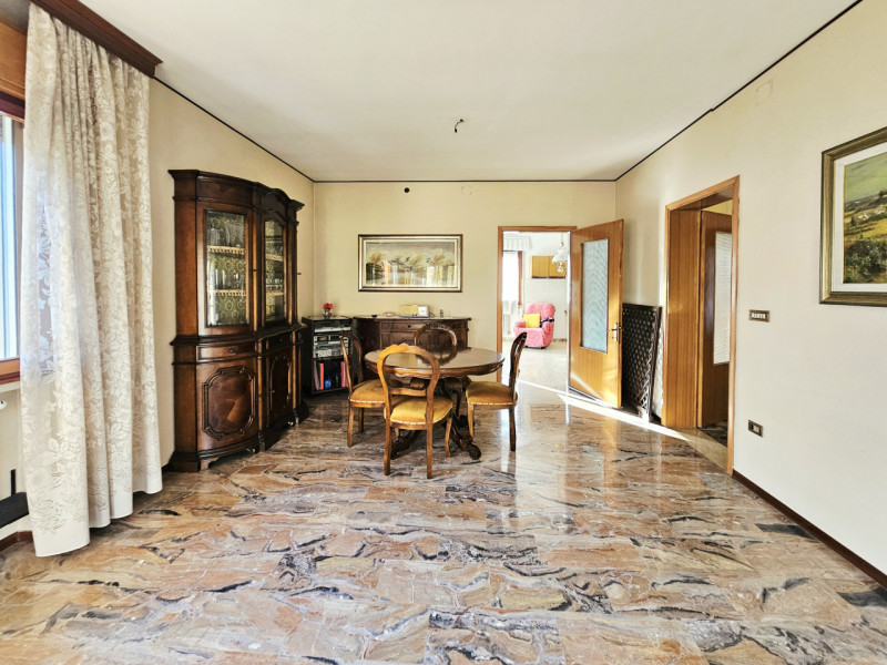 A ridosso del centro di Este, proponiamo in vendita porzione di bifamiliare dagli spazi generosi....