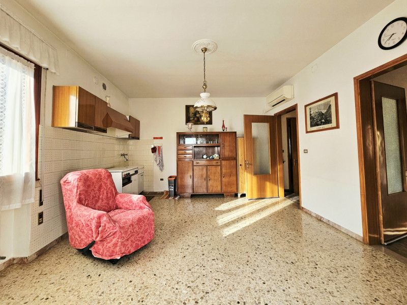 A ridosso del centro di Este, proponiamo in vendita porzione di bifamiliare dagli spazi generosi....