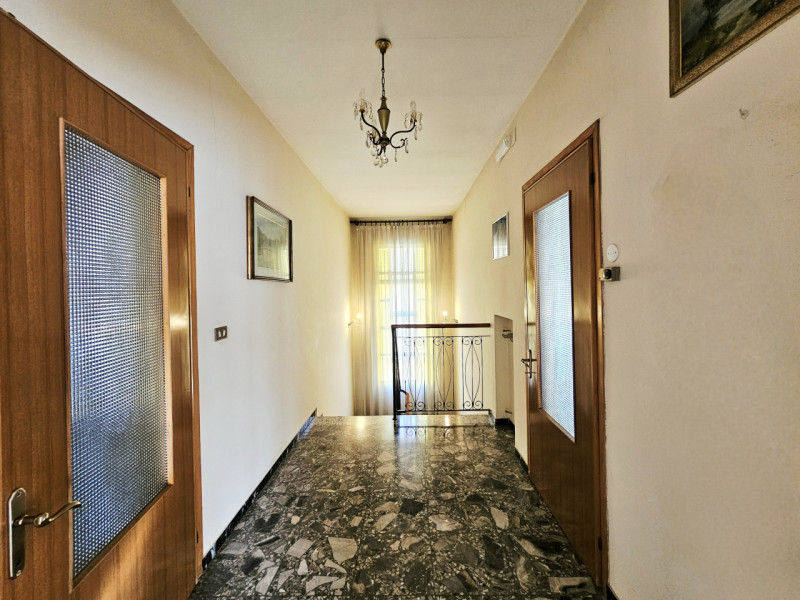 A ridosso del centro di Este, proponiamo in vendita porzione di bifamiliare dagli spazi generosi....