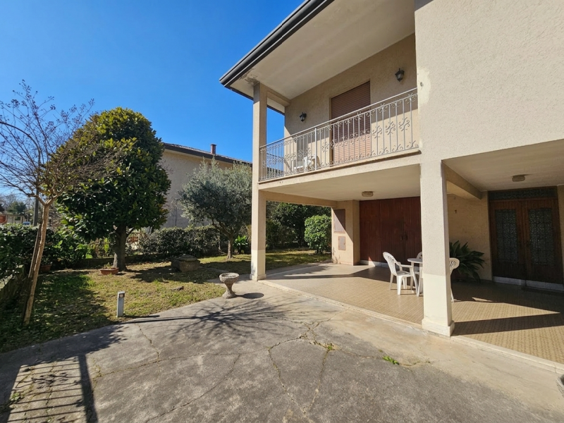 A ridosso del centro di Este, proponiamo in vendita porzione di bifamiliare dagli spazi generosi....