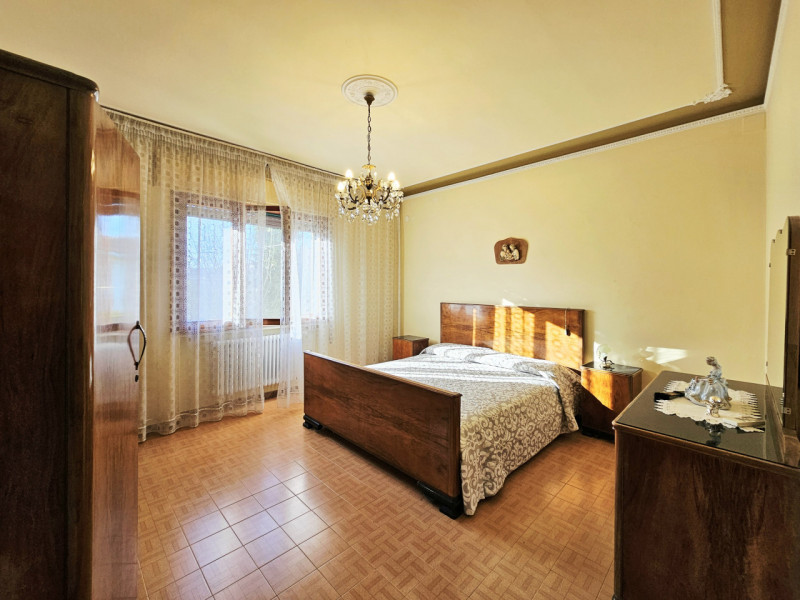 A ridosso del centro di Este, proponiamo in vendita porzione di bifamiliare dagli spazi generosi....