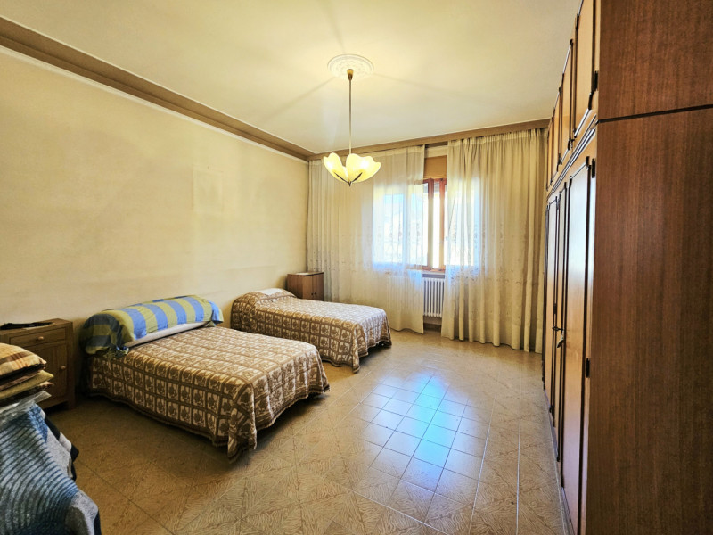 A ridosso del centro di Este, proponiamo in vendita porzione di bifamiliare dagli spazi generosi....