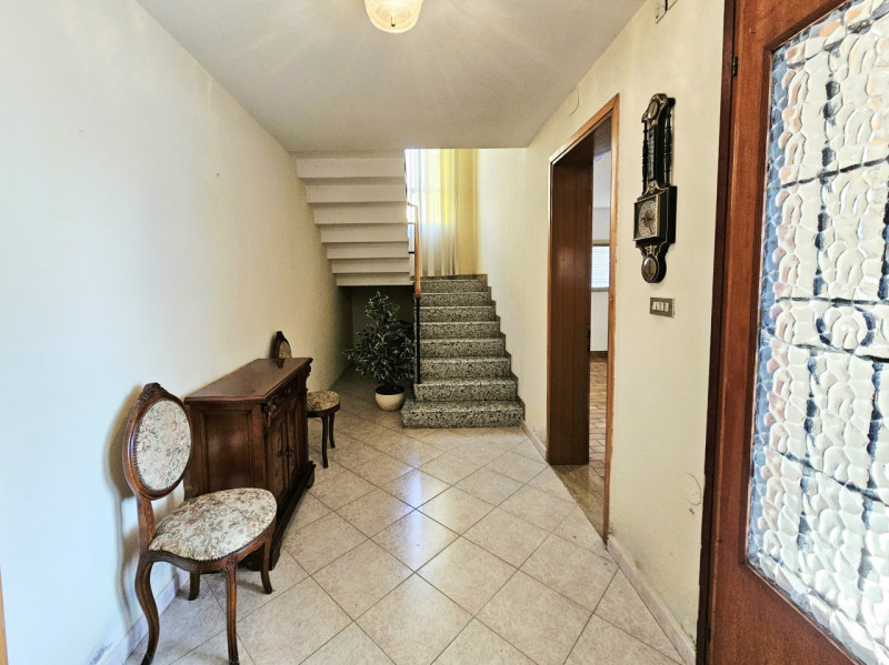 A ridosso del centro di Este, proponiamo in vendita porzione di bifamiliare dagli spazi generosi....