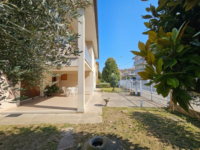 A ridosso del centro di Este, proponiamo in vendita porzione di bifamiliare dagli spazi generosi....