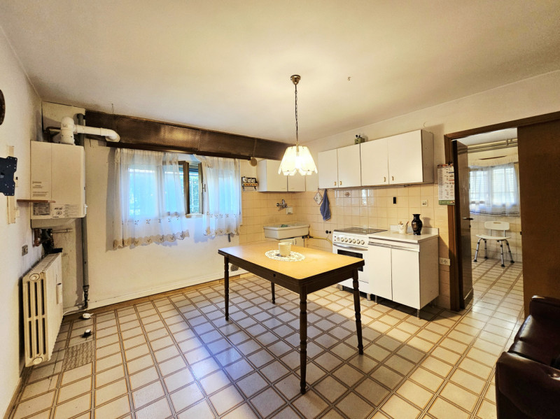 A ridosso del centro di Este, proponiamo in vendita porzione di bifamiliare dagli spazi generosi....