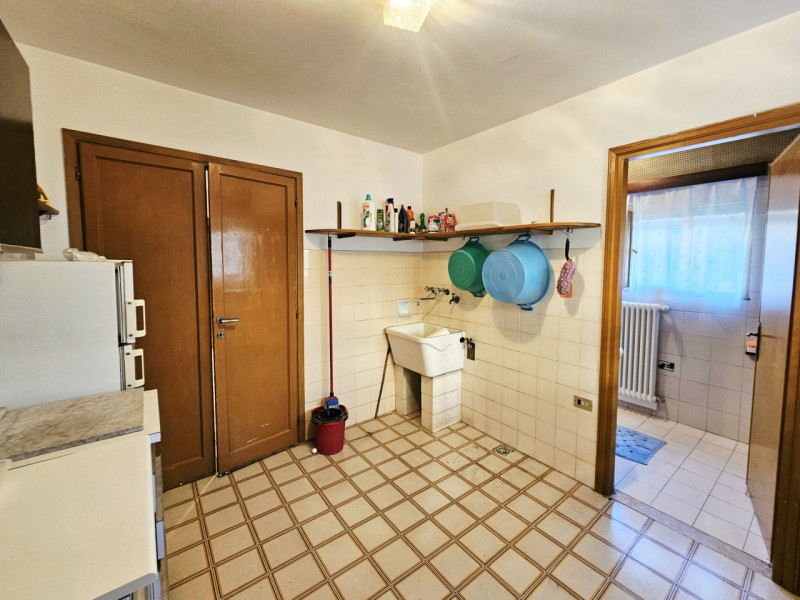 A ridosso del centro di Este, proponiamo in vendita porzione di bifamiliare dagli spazi generosi....