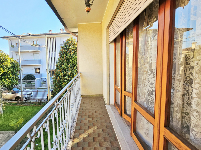 A ridosso del centro di Este, proponiamo in vendita porzione di bifamiliare dagli spazi generosi....