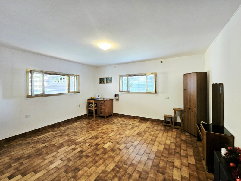 A ridosso del centro di Este, proponiamo in vendita porzione di bifamiliare dagli spazi generosi....