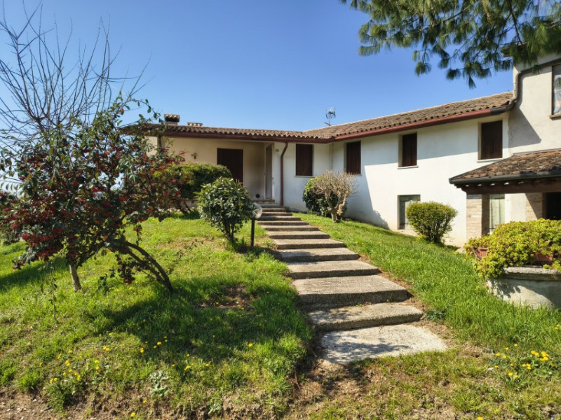 Cerchi la soluzione definitiva per vivere vicino ai tuoi cari, ma ognuno con la propria totale in...