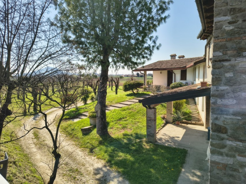 Cerchi la soluzione definitiva per vivere vicino ai tuoi cari, ma ognuno con la propria totale in...