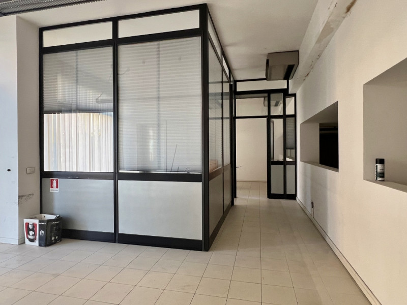 NEGOZIO VETRINATO DI 130 MQ IN ZONA BANCHE A VICENZA - Rif. 8352-2
All'interno di elegante contes...