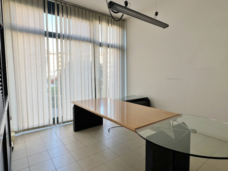 NEGOZIO VETRINATO DI 130 MQ IN ZONA BANCHE A VICENZA - Rif. 8352-2
All'interno di elegante contes...