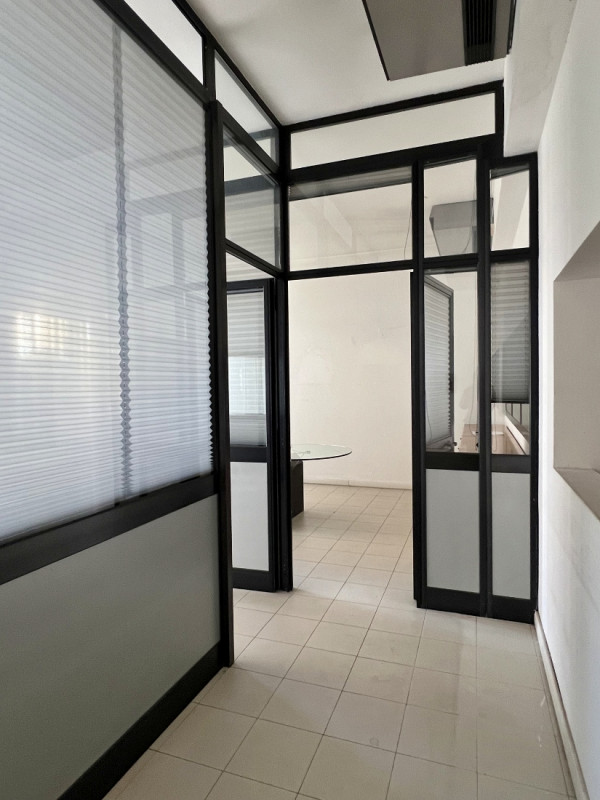 NEGOZIO VETRINATO DI 130 MQ IN ZONA BANCHE A VICENZA - Rif. 8352-2
All'interno di elegante contes...