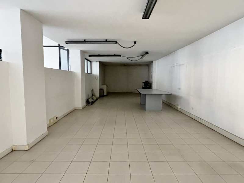 NEGOZIO VETRINATO DI 130 MQ IN ZONA BANCHE A VICENZA - Rif. 8352-2
All'interno di elegante contes...