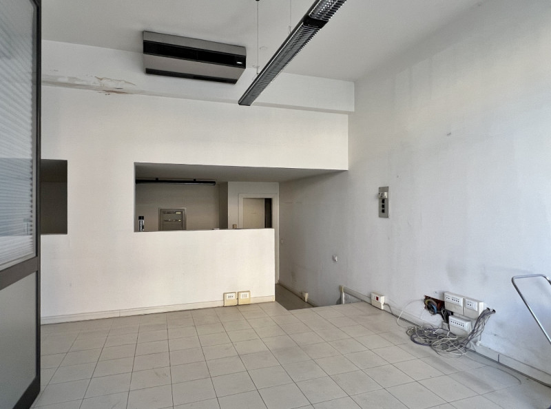 NEGOZIO VETRINATO DI 130 MQ IN ZONA BANCHE A VICENZA - Rif. 8352-2
All'interno di elegante contes...