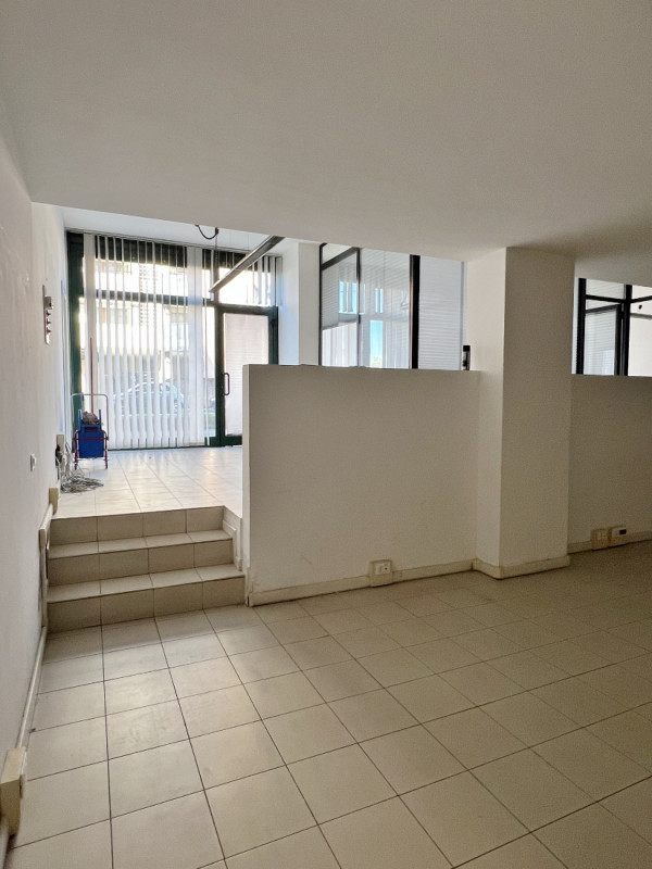 NEGOZIO VETRINATO DI 130 MQ IN ZONA BANCHE A VICENZA - Rif. 8352-2
All'interno di elegante contes...