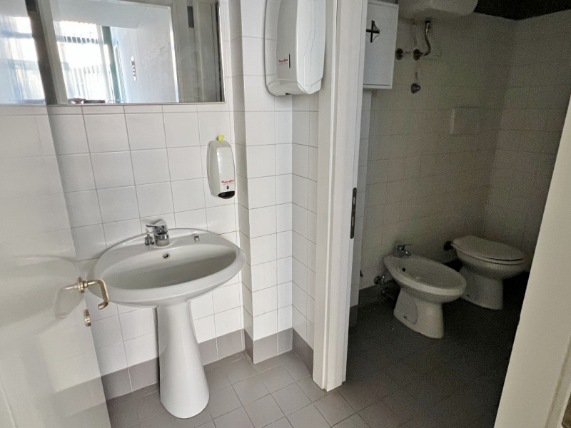 NEGOZIO VETRINATO DI 130 MQ IN ZONA BANCHE A VICENZA - Rif. 8352-2
All'interno di elegante contes...