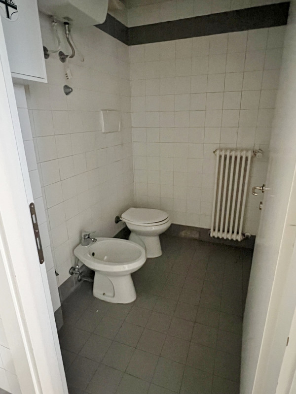 NEGOZIO VETRINATO DI 130 MQ IN ZONA BANCHE A VICENZA - Rif. 8352-2
All'interno di elegante contes...