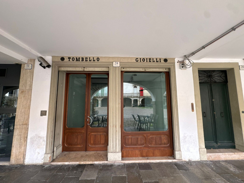 COMPOSIZIONE:
Proponiamo in affitto interessante locale commerciale situato nel centro storico di...