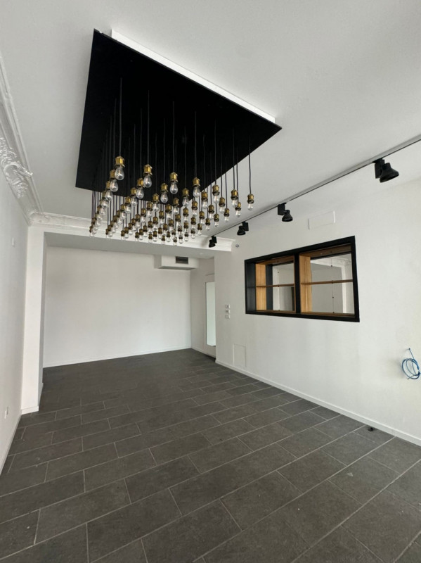 COMPOSIZIONE:
Proponiamo in affitto interessante locale commerciale situato nel centro storico di...