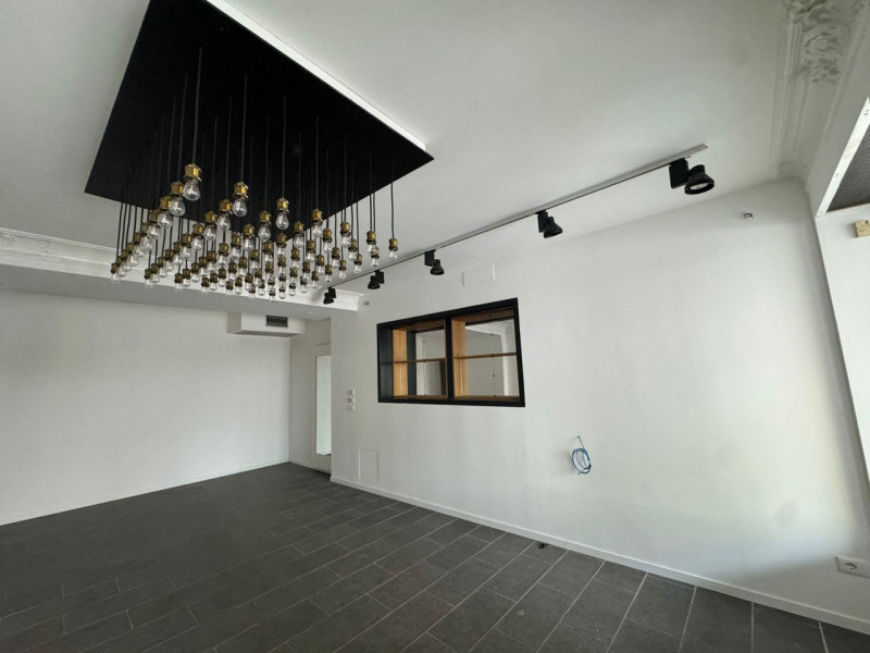 COMPOSIZIONE:
Proponiamo in affitto interessante locale commerciale situato nel centro storico di...