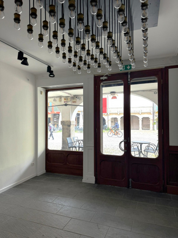 COMPOSIZIONE:
Proponiamo in affitto interessante locale commerciale situato nel centro storico di...