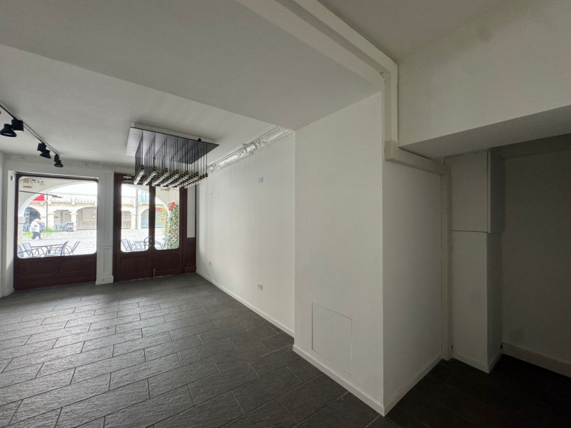 COMPOSIZIONE:
Proponiamo in affitto interessante locale commerciale situato nel centro storico di...