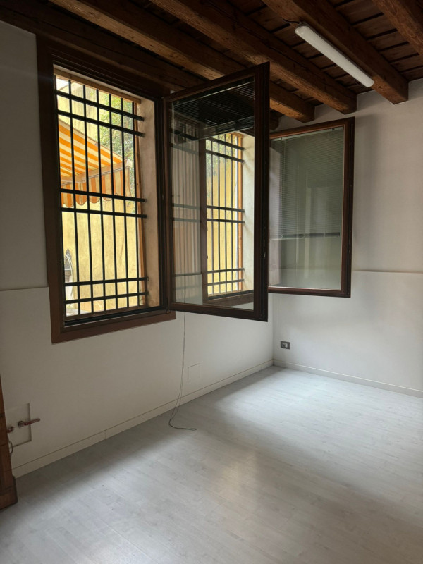 COMPOSIZIONE:
Proponiamo in affitto interessante locale commerciale situato nel centro storico di...