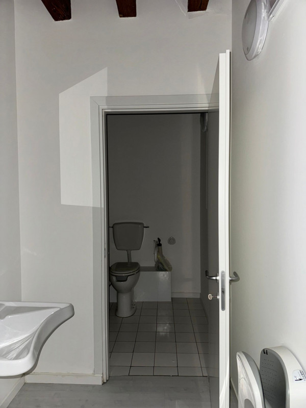 COMPOSIZIONE:
Proponiamo in affitto interessante locale commerciale situato nel centro storico di...