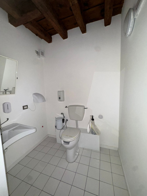 COMPOSIZIONE:
Proponiamo in affitto interessante locale commerciale situato nel centro storico di...