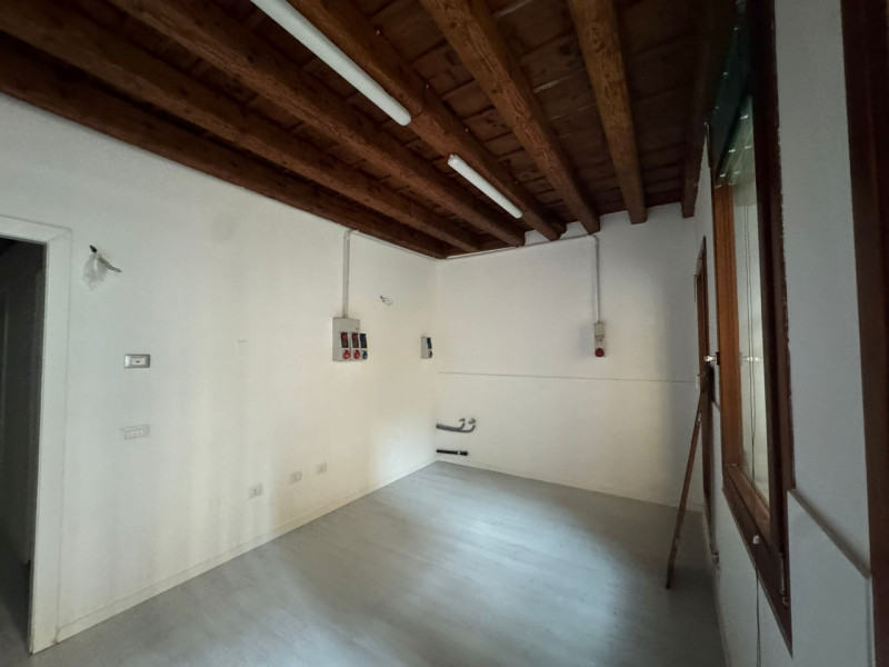 COMPOSIZIONE:
Proponiamo in affitto interessante locale commerciale situato nel centro storico di...