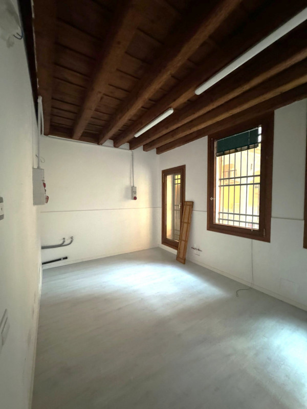 COMPOSIZIONE:
Proponiamo in affitto interessante locale commerciale situato nel centro storico di...