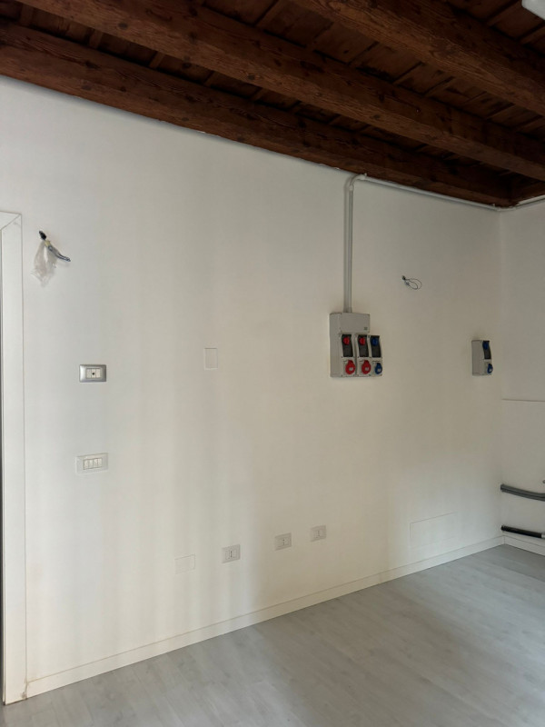 COMPOSIZIONE:
Proponiamo in affitto interessante locale commerciale situato nel centro storico di...